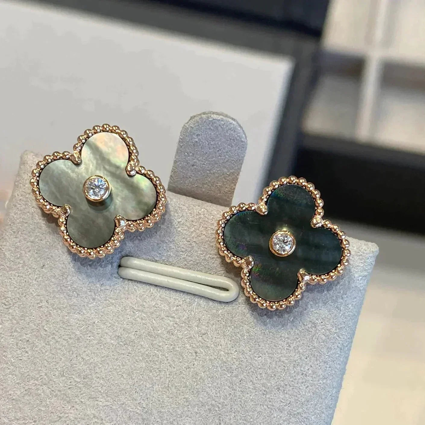 [Luxery]CLOVER MEDIUM 1 MOTIFS GRAY MOP  DIAMOND EARRINGS