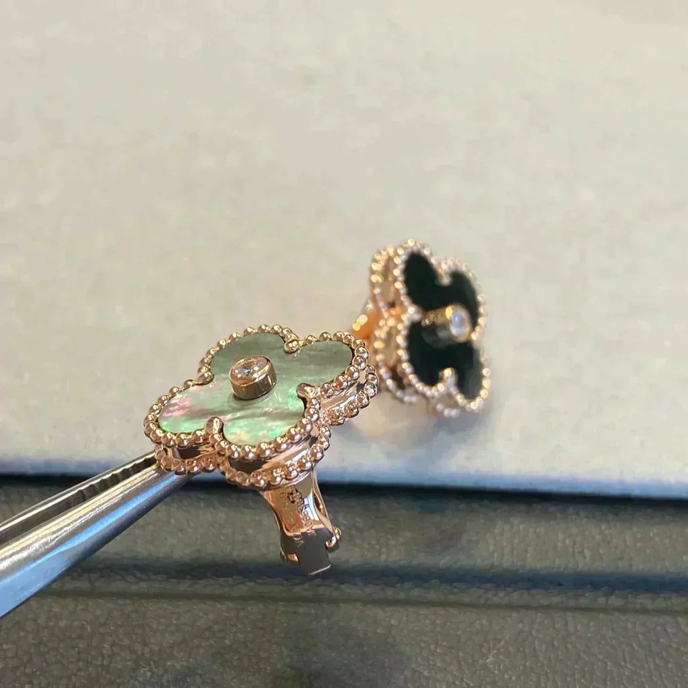 [Luxery]CLOVER MEDIUM 1 MOTIFS GRAY MOP  DIAMOND EARRINGS