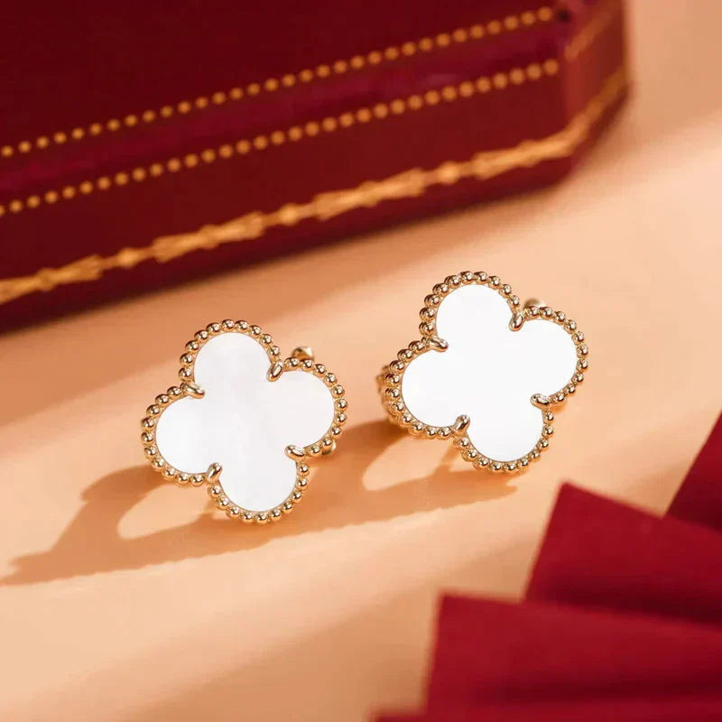 [Luxery]CLOVER MEDIUM 1 MOTIFS  WHITE MOP STUD EARRINGS