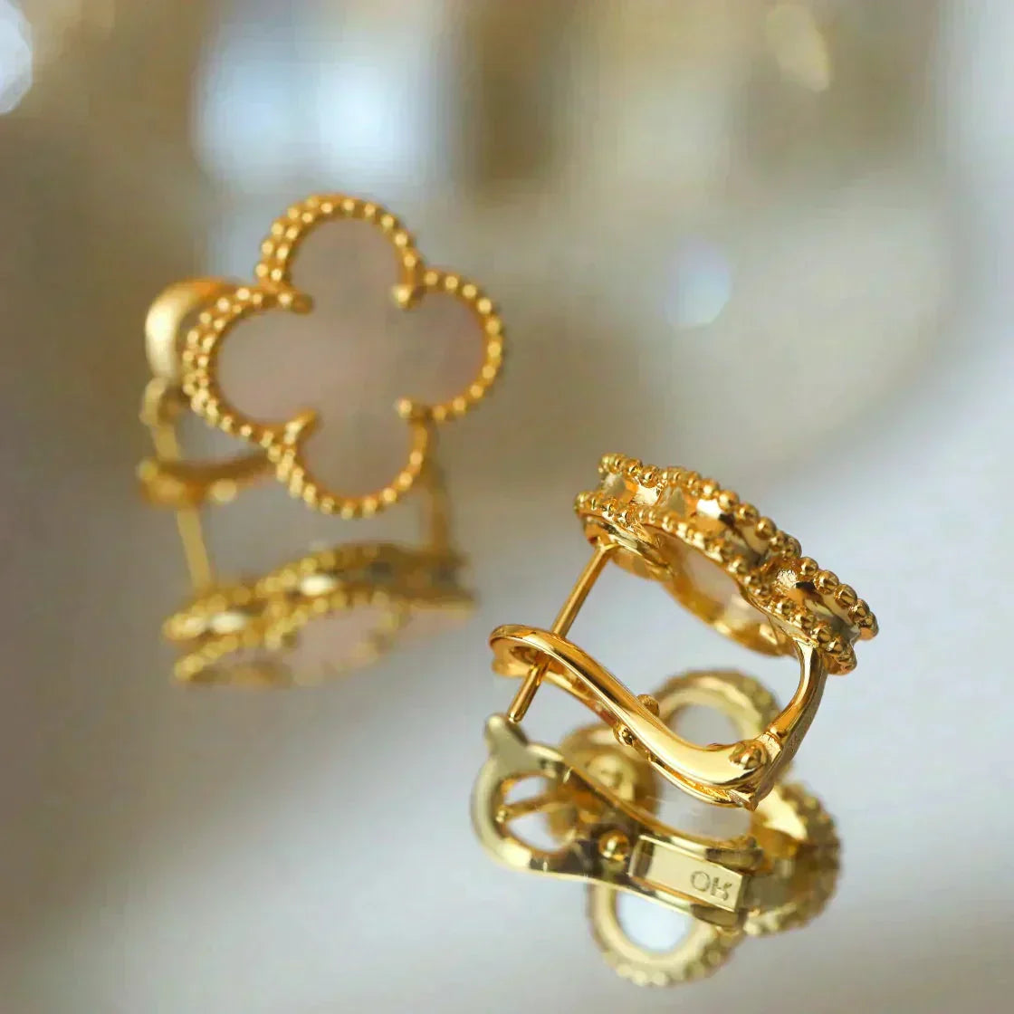 [Luxery]CLOVER MEDIUM 1 MOTIFS  WHITE MOP STUD EARRINGS