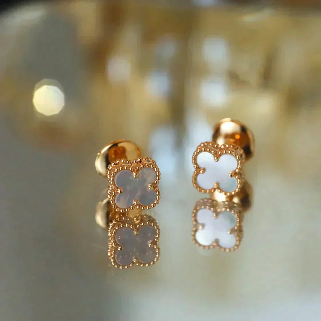 [Luxery]CLOVER MINI 9.5MM WHITE MOP EARRINGS