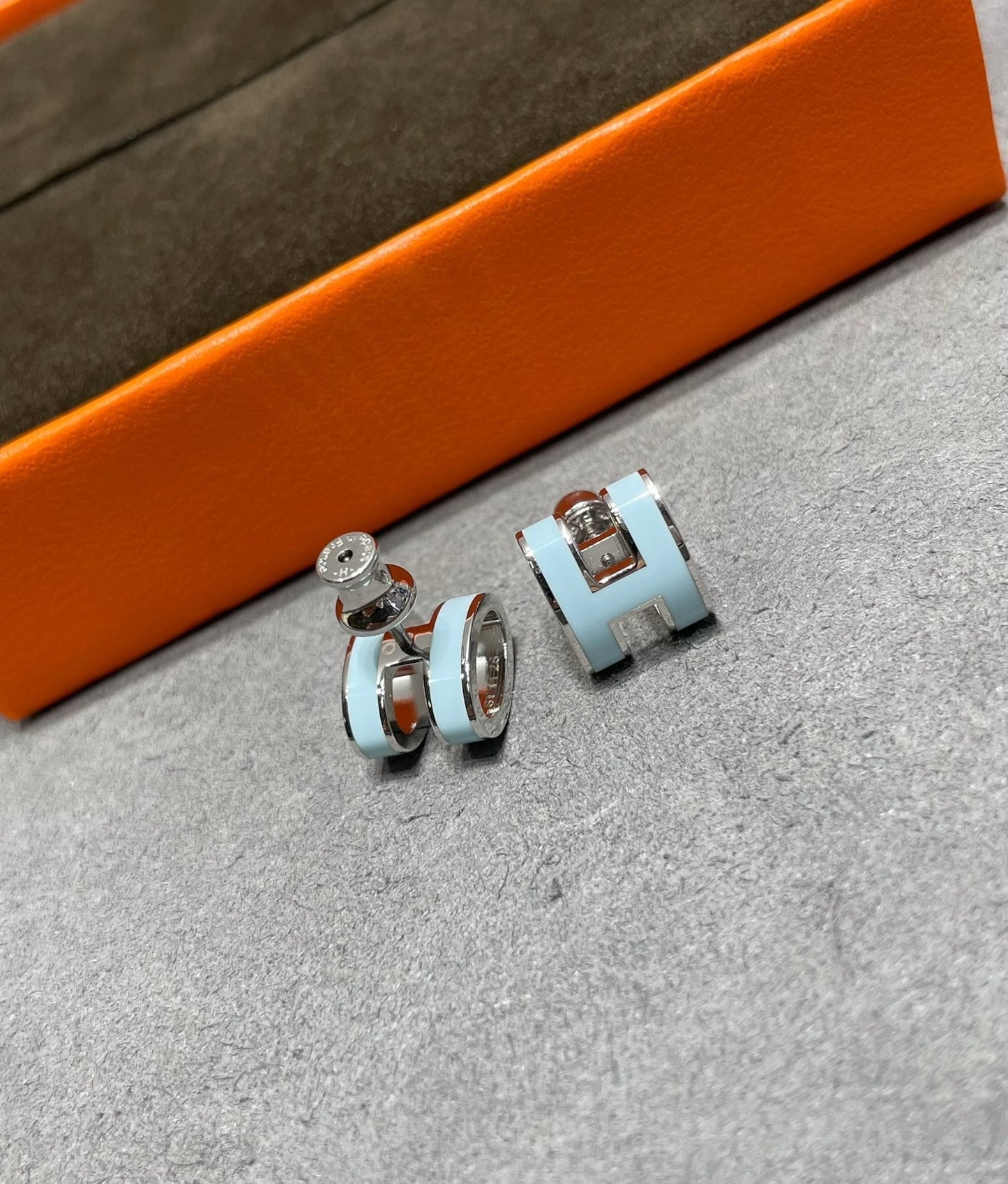 [Luxery]POP H SKY BLUE STUD EARRINGS
