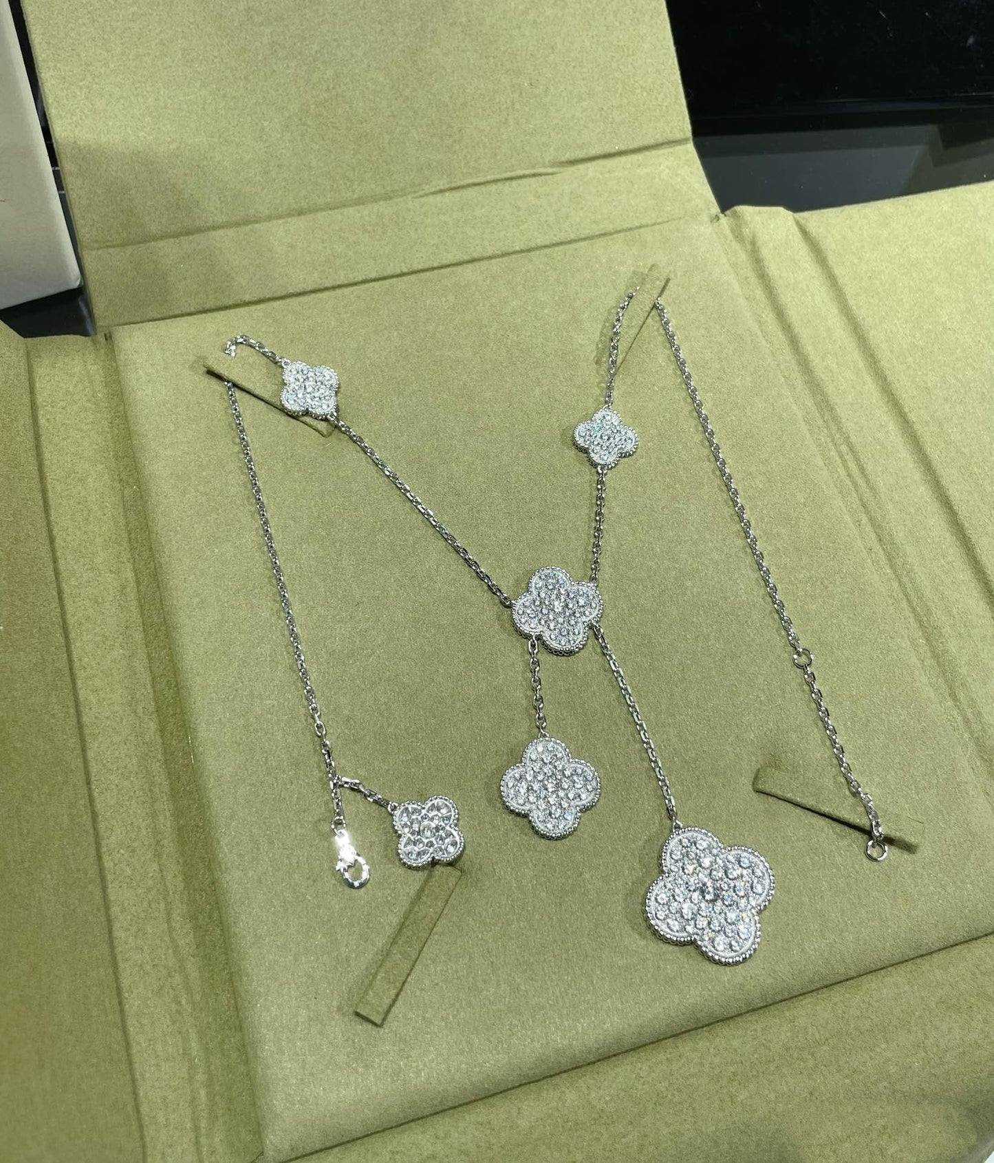 [Luxery]CLOVER 6 MOTIF DIAMOND PAVED NECKLACE