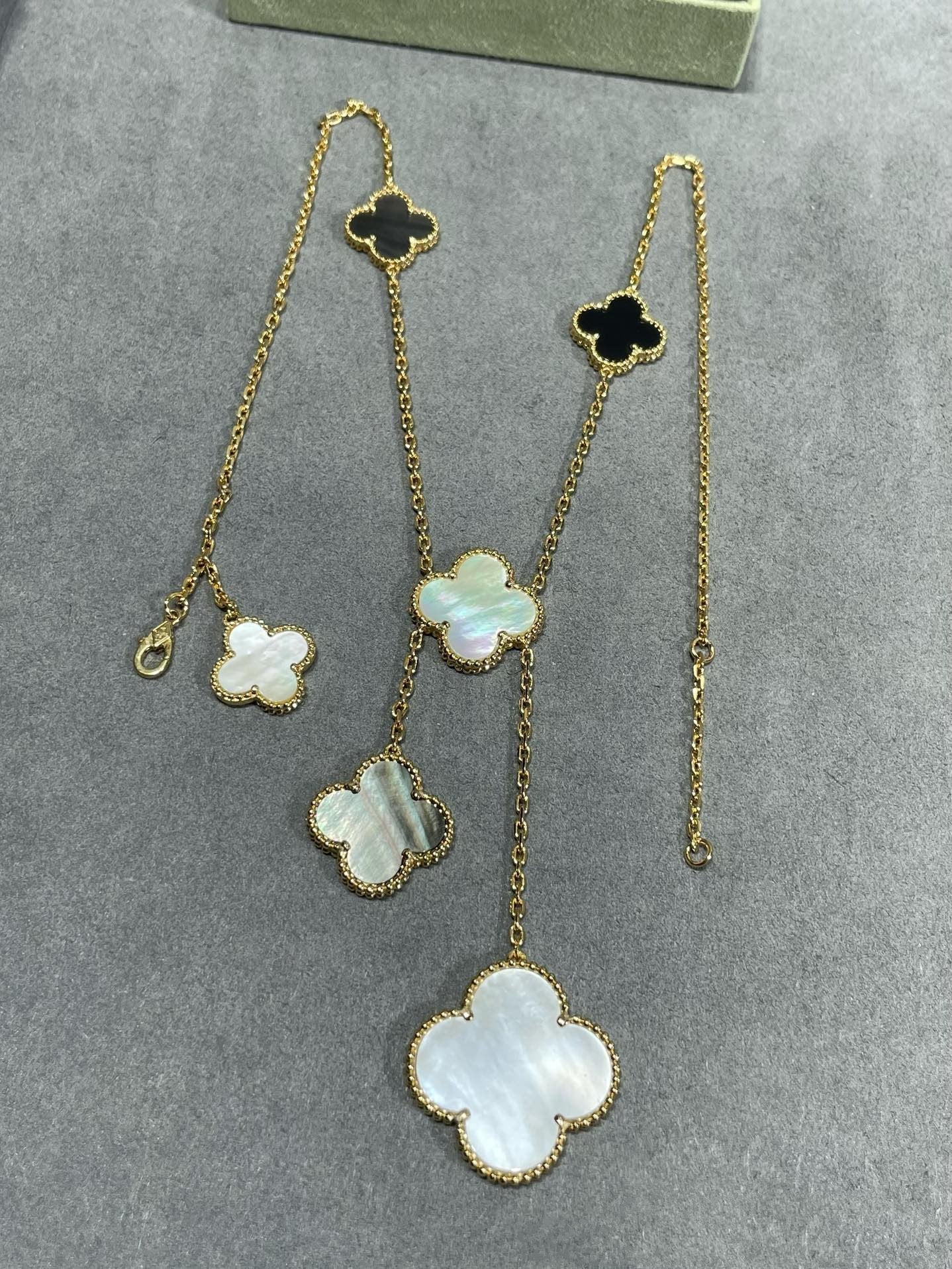 [Luxery]CLOVER 6 MOTIF MOP ONYX GOLD NECKLACE