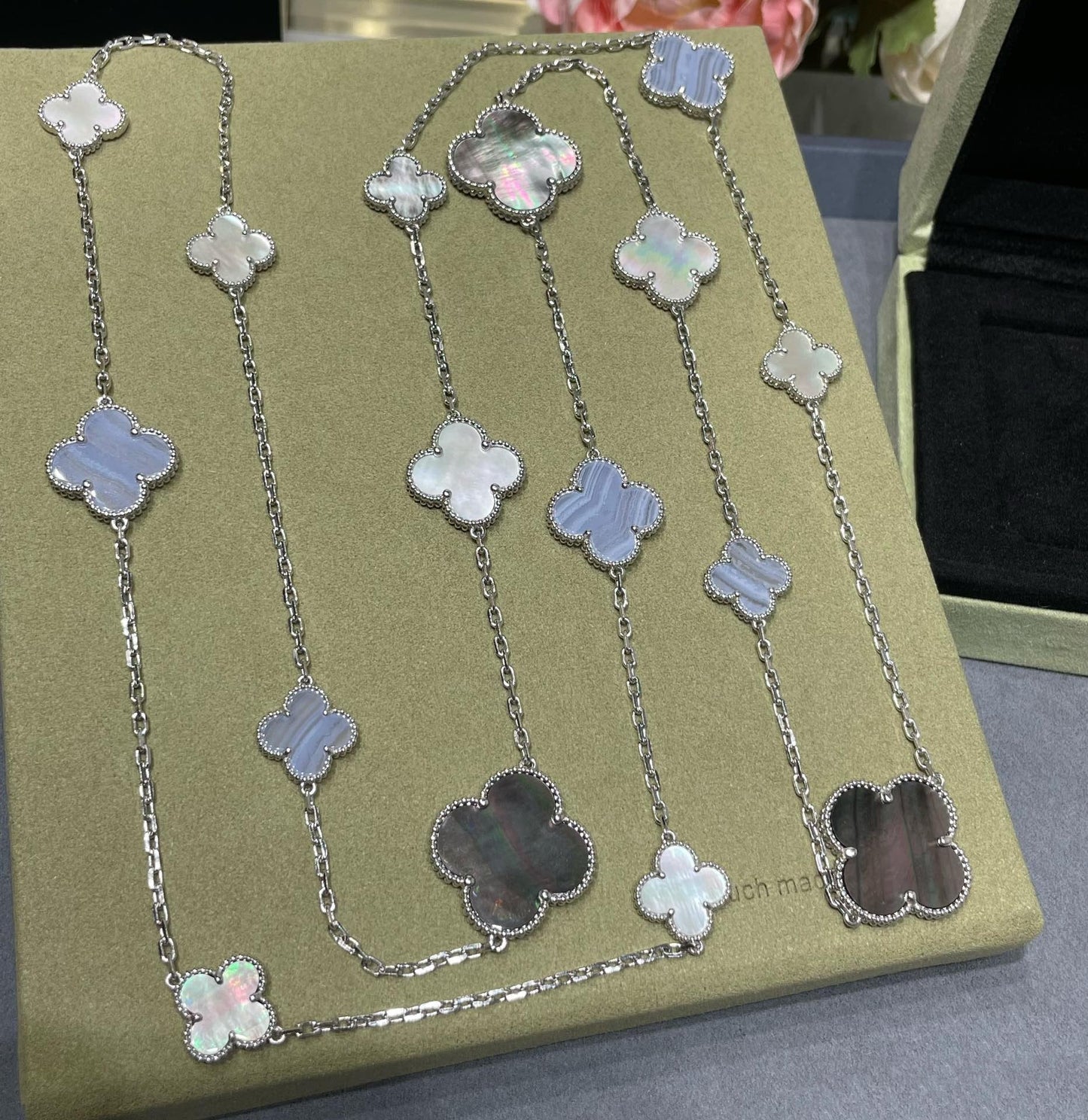 [Luxery]CLOVER 16 MOTIF CHALCEDONY MOP SILVER NECKLACE