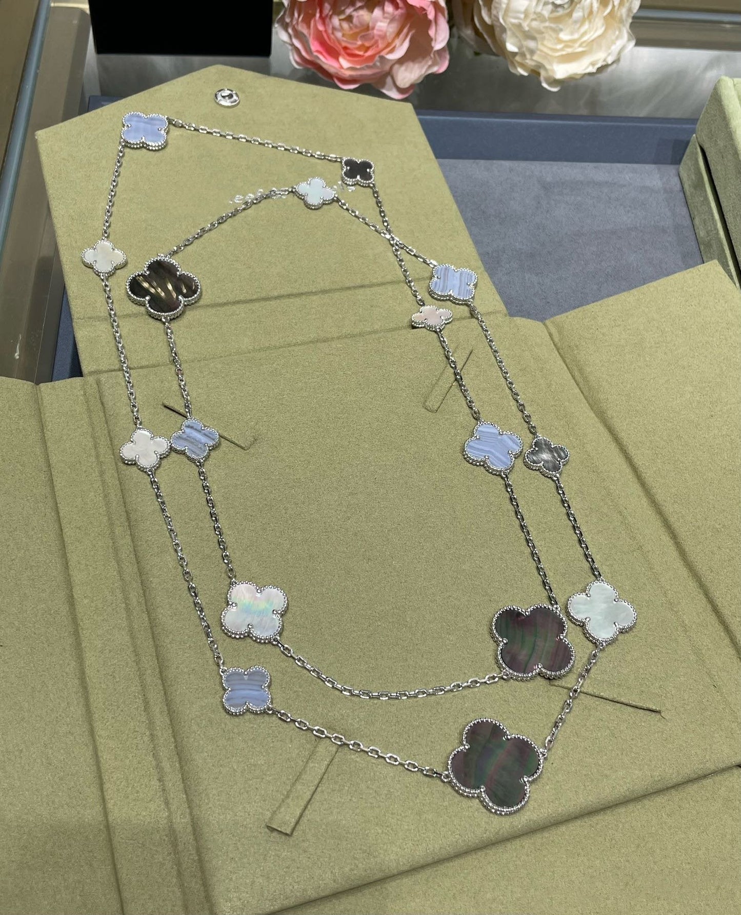 [Luxery]CLOVER 16 MOTIF CHALCEDONY MOP SILVER NECKLACE