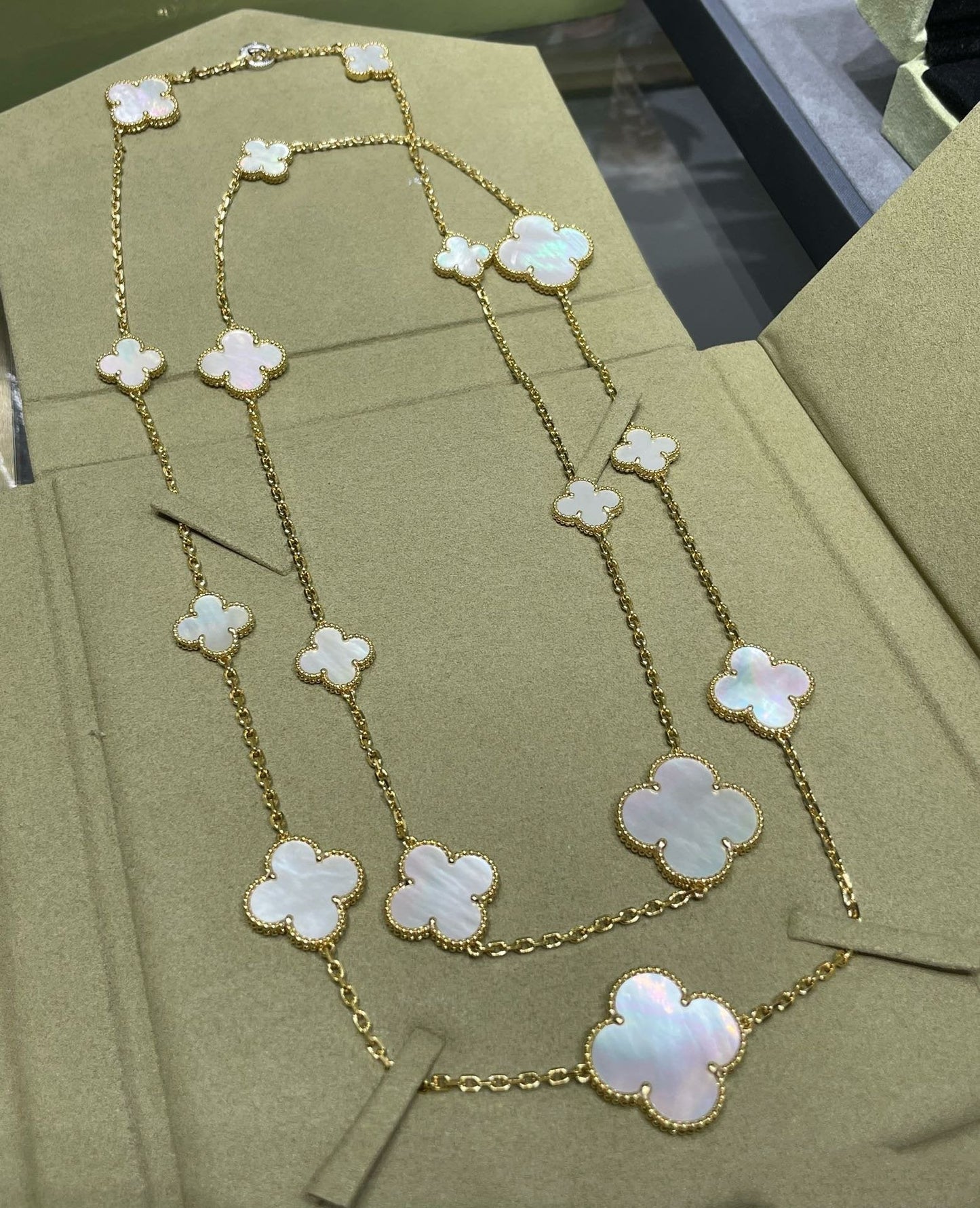 [Luxery]CLOVER 16 MOTIF WHITE MOP GOLD NECKLACE