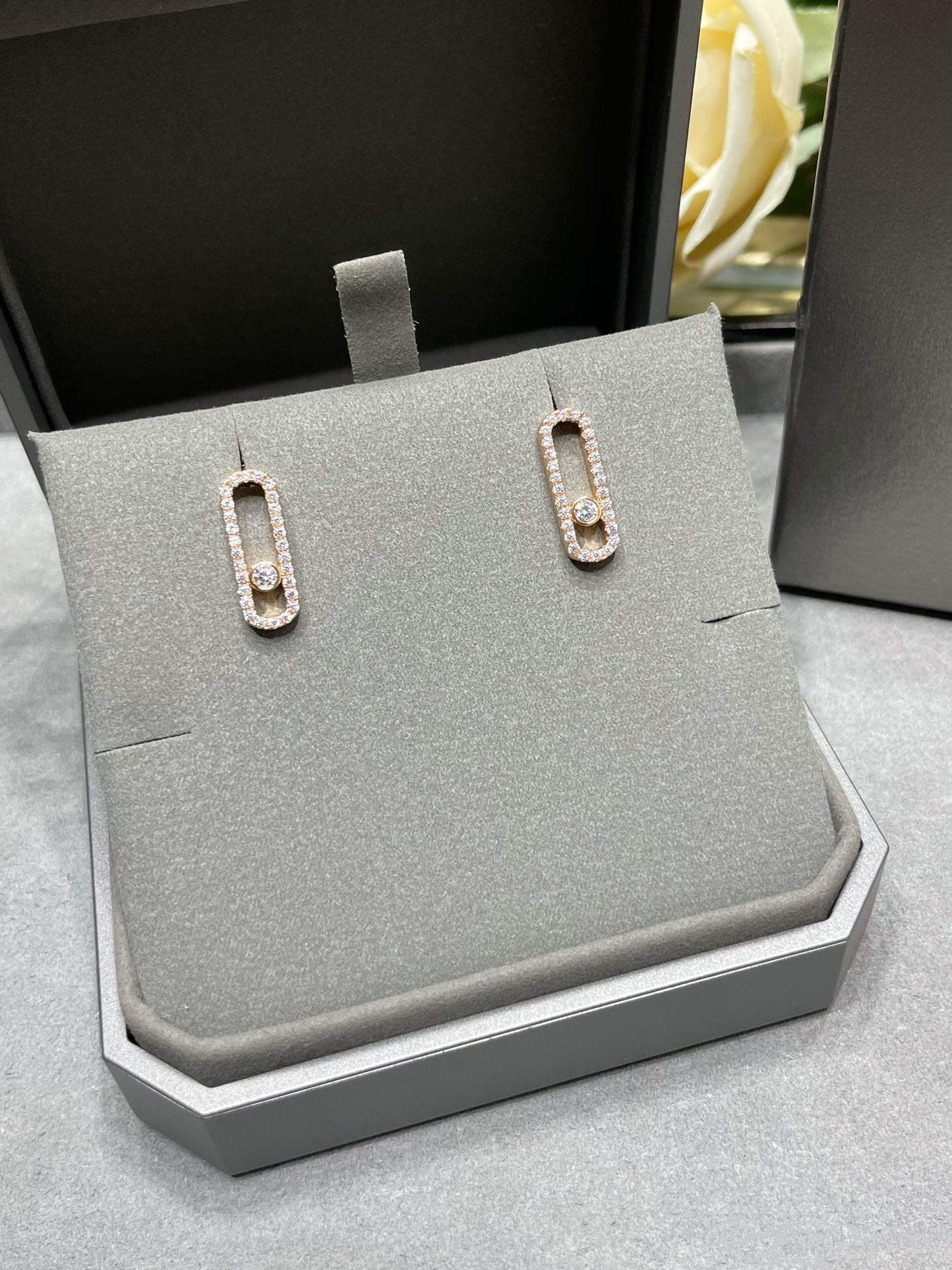 [Luxery]MOVE UNO STUD DIAMOND PAVED EARRINGS