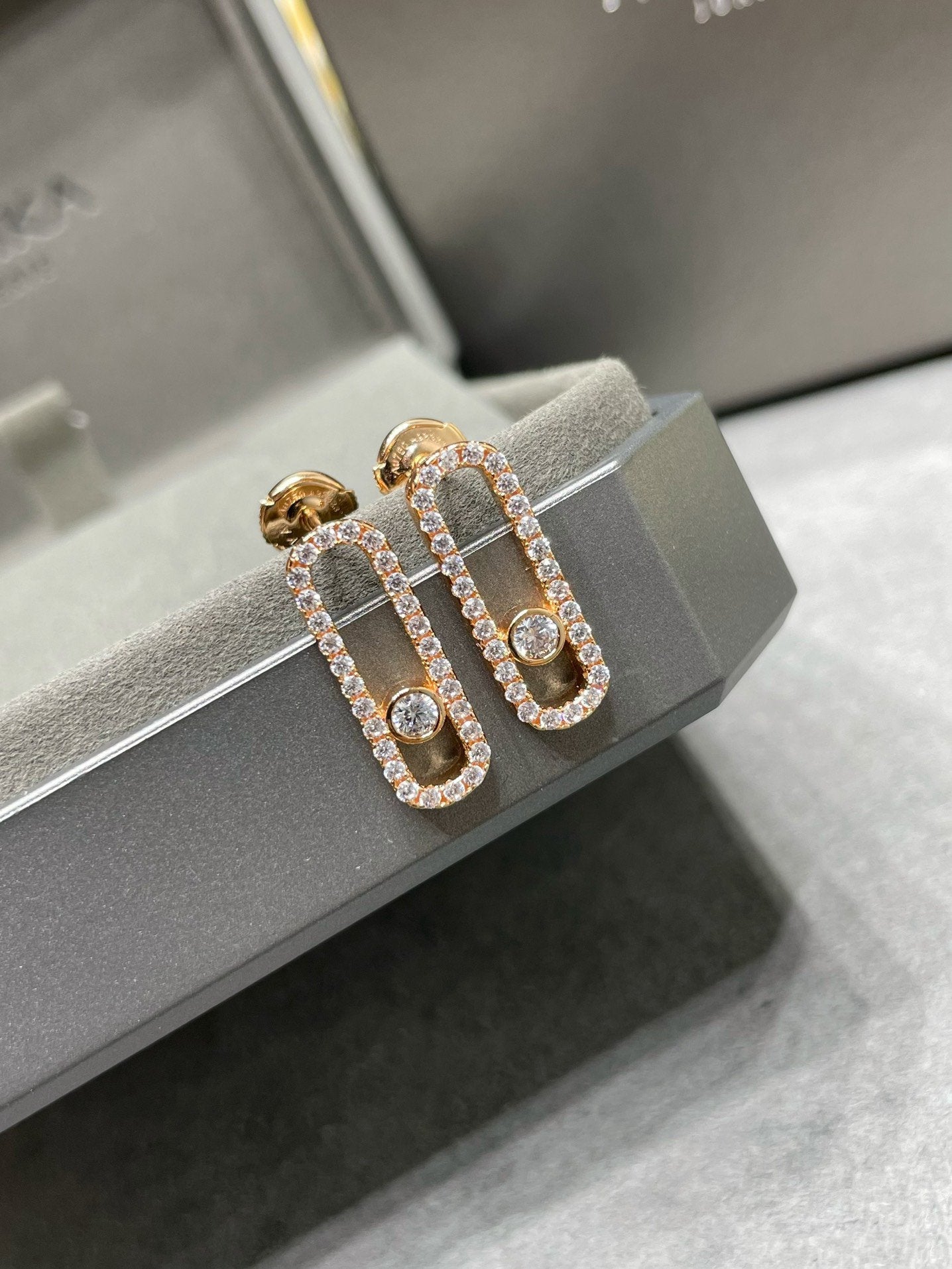 [Luxery]MOVE UNO STUD DIAMOND PAVED EARRINGS