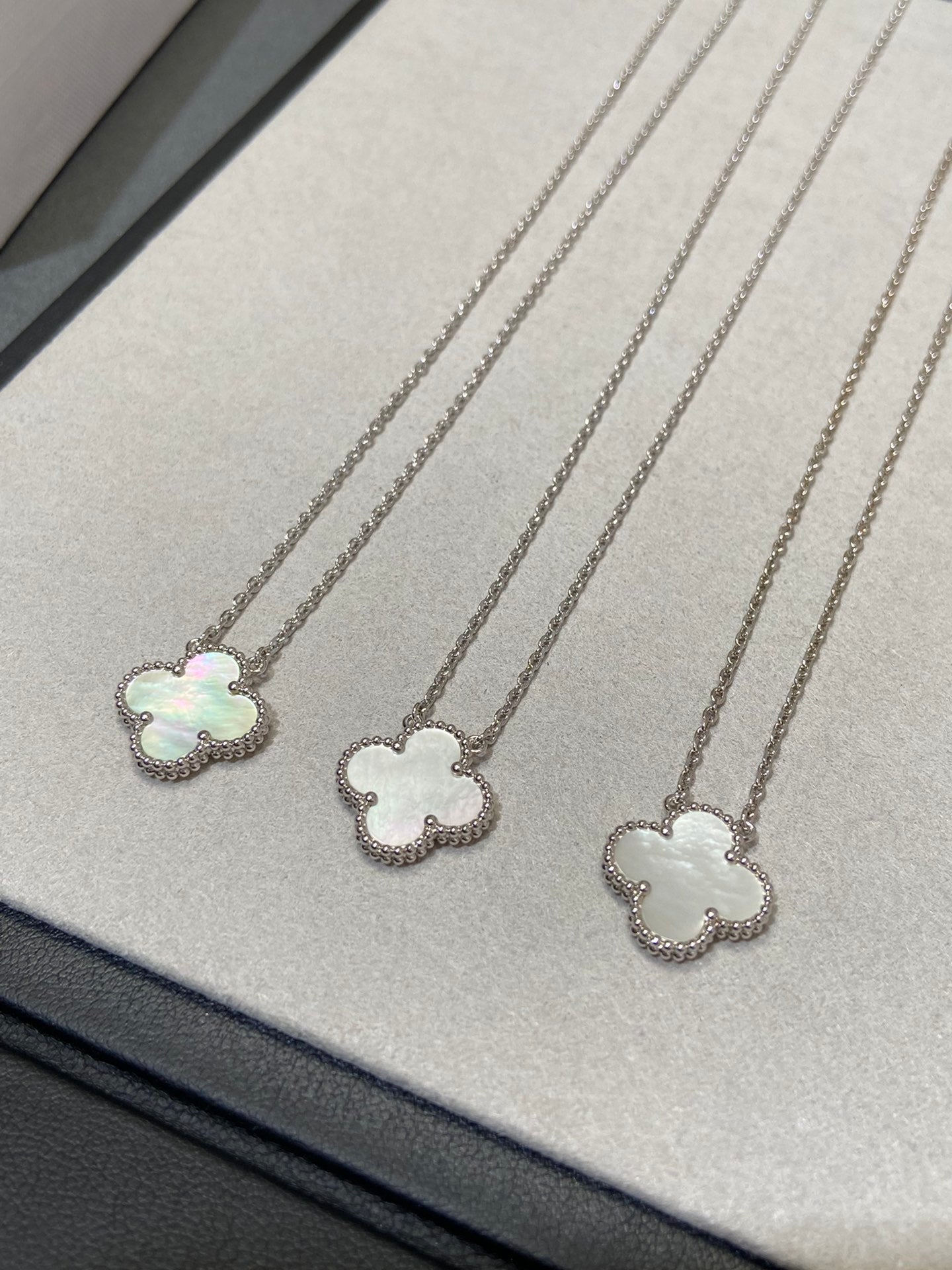 [Luxery]CLOVER MEDIUM SILVER WHITE MOP NECKLACE