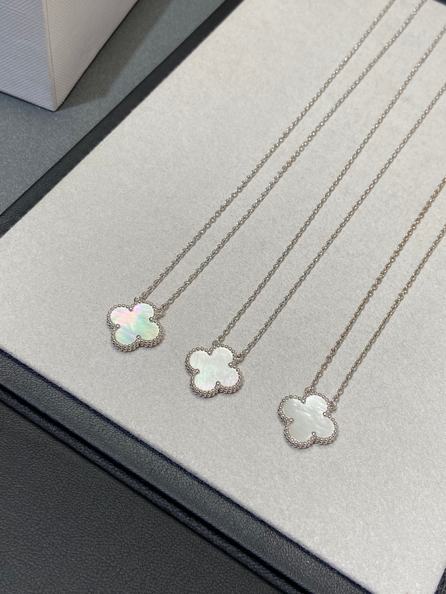 [Luxery]CLOVER MEDIUM SILVER WHITE MOP NECKLACE