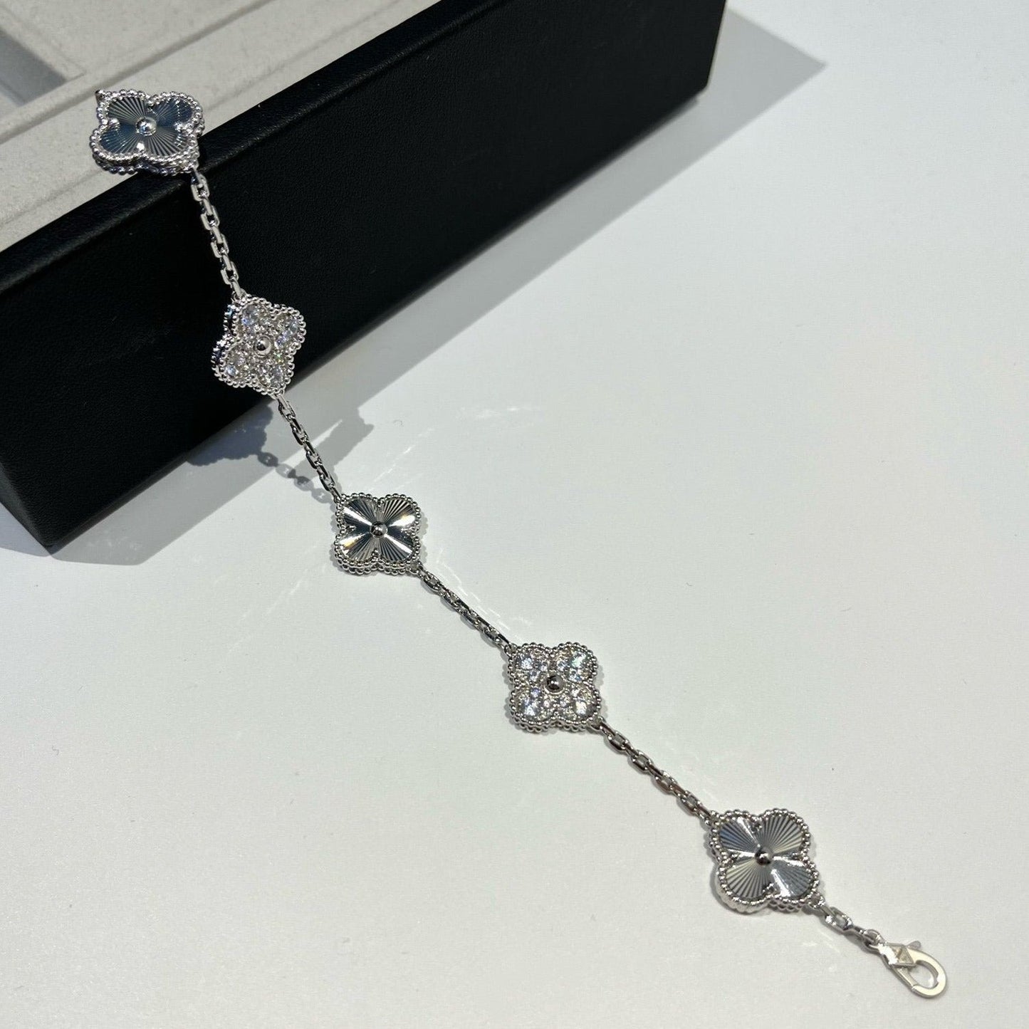 [Luxery] CLOVER 5 MOTIF LASER BRACELET COLLECTION