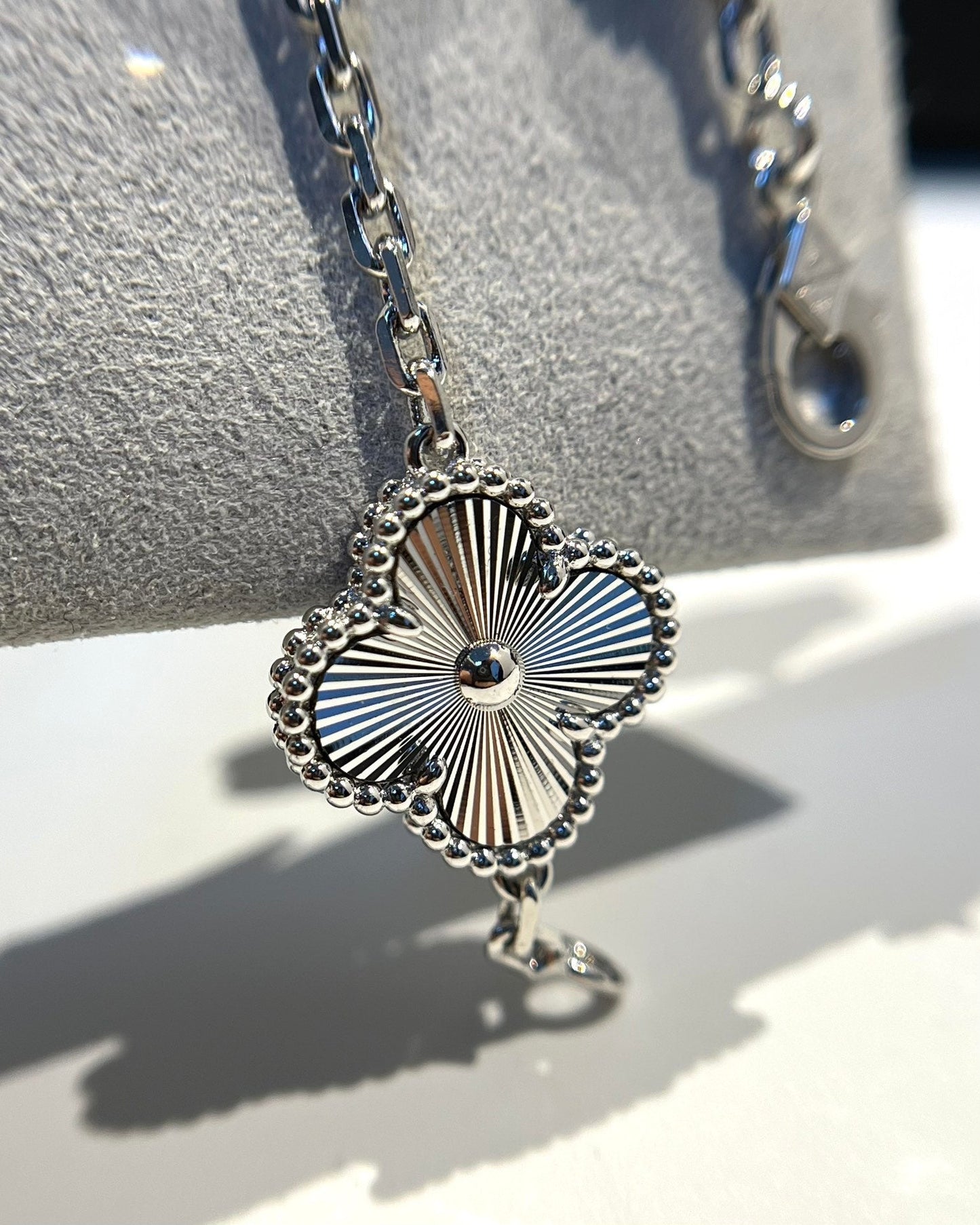[Luxery] CLOVER 5 MOTIF LASER BRACELET COLLECTION