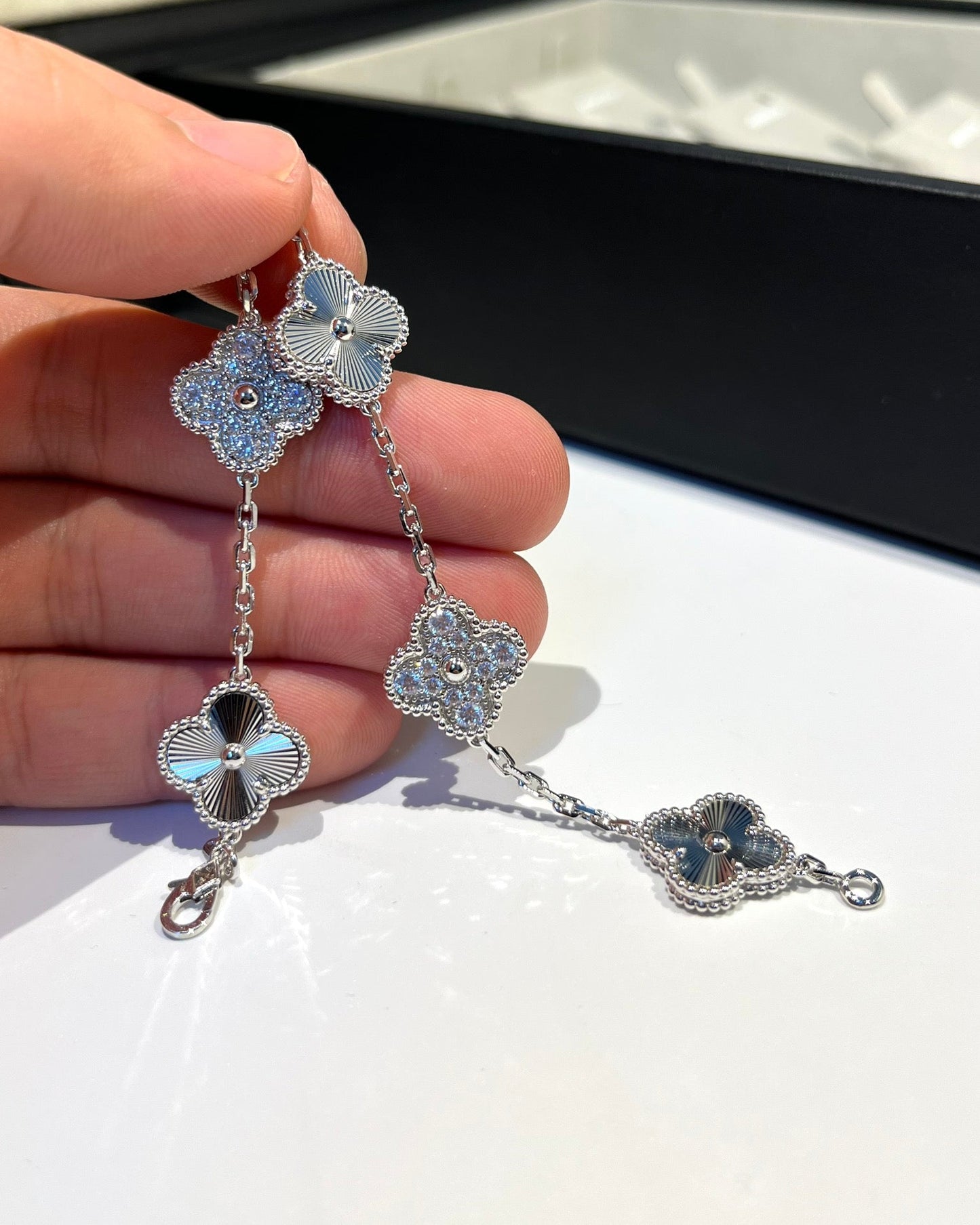 [Luxery] CLOVER 5 MOTIF LASER BRACELET COLLECTION