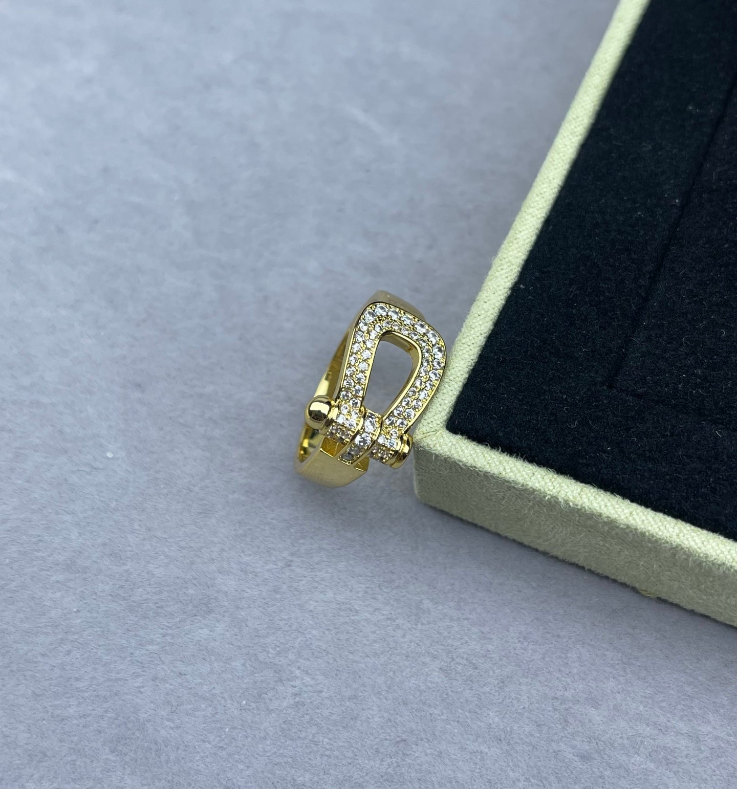 [Luxery]Wide Hoof-Shaped Diamond-Studded Ring