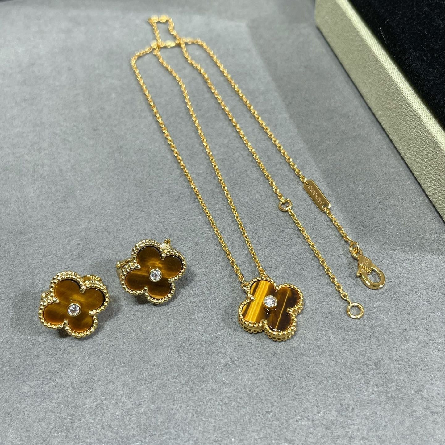 [Luxery]CLOVER 15MM DIAMOND AND YELLOW TIGER'S EYE AGATE necklace