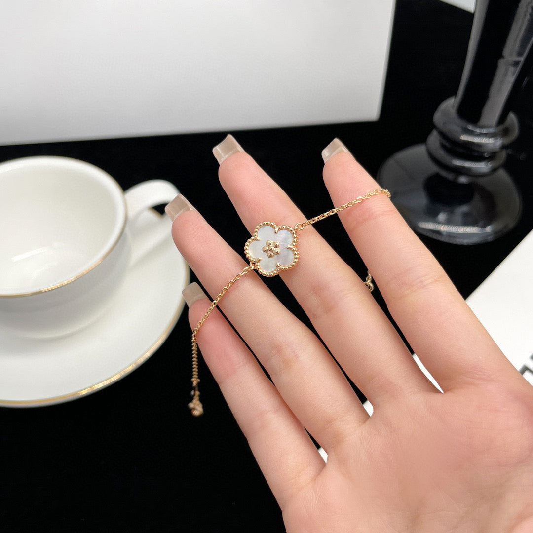 [Luxery]LUCKY  WHITE MOP  PLUM BLOSSOM NECKLACE