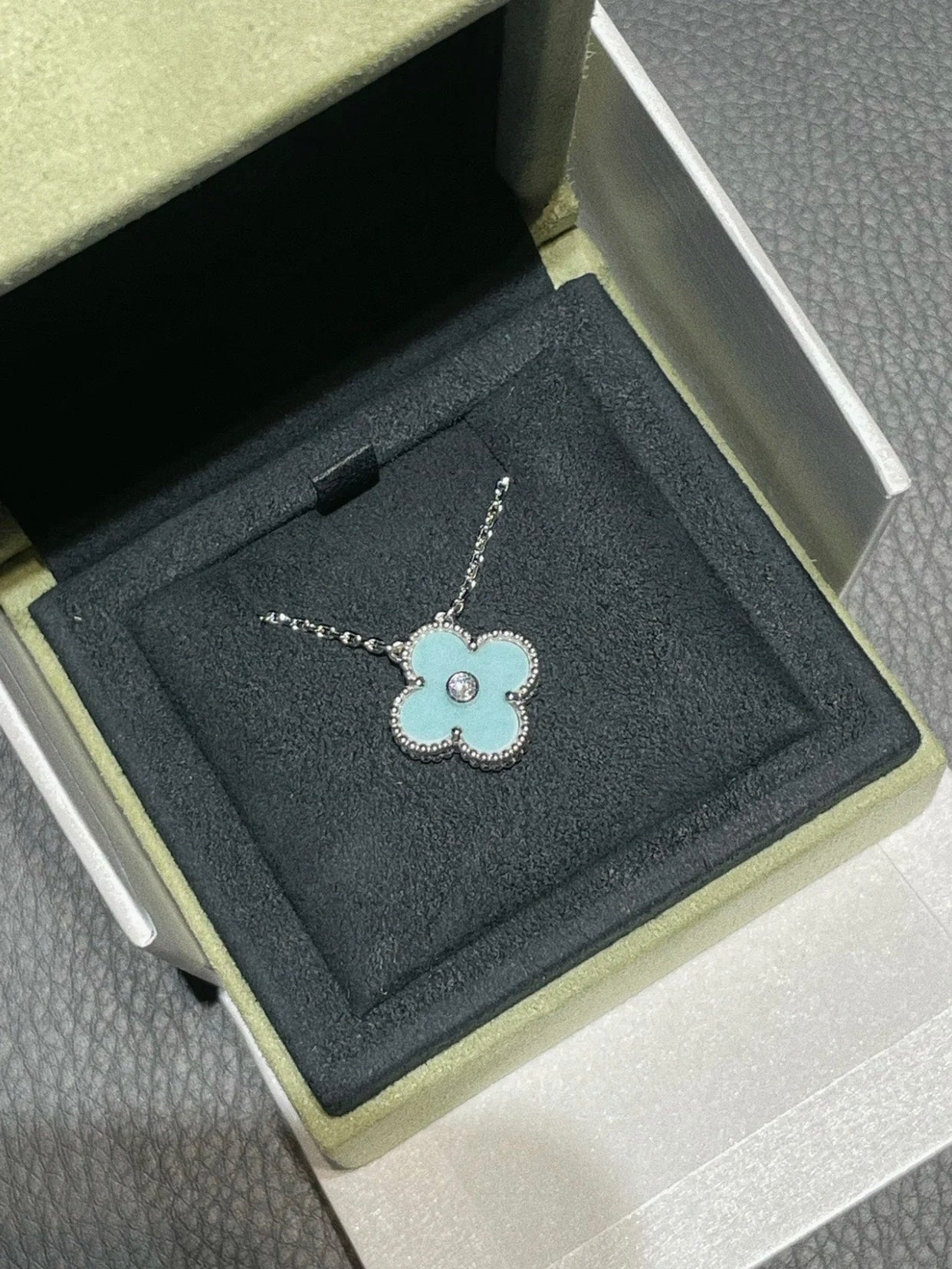 [Luxery]CLOVER 1 DIAMOND LIGHT BLUE SILVER NECKLACE