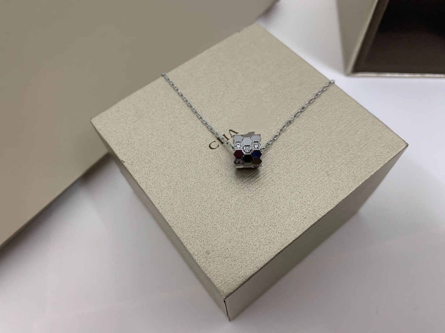 [Luxery]BEE LOVE DIAMOND NECKLACE