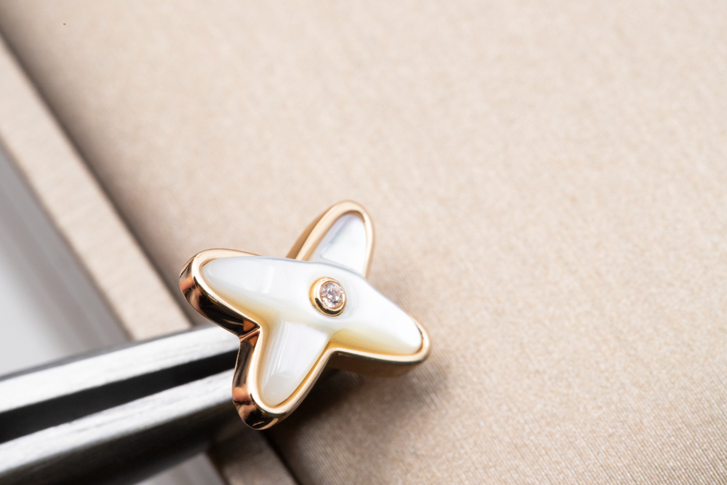 [Luxery]JEUX DE WHITE MOP PINK GOLD DIAMOND EARRINGS