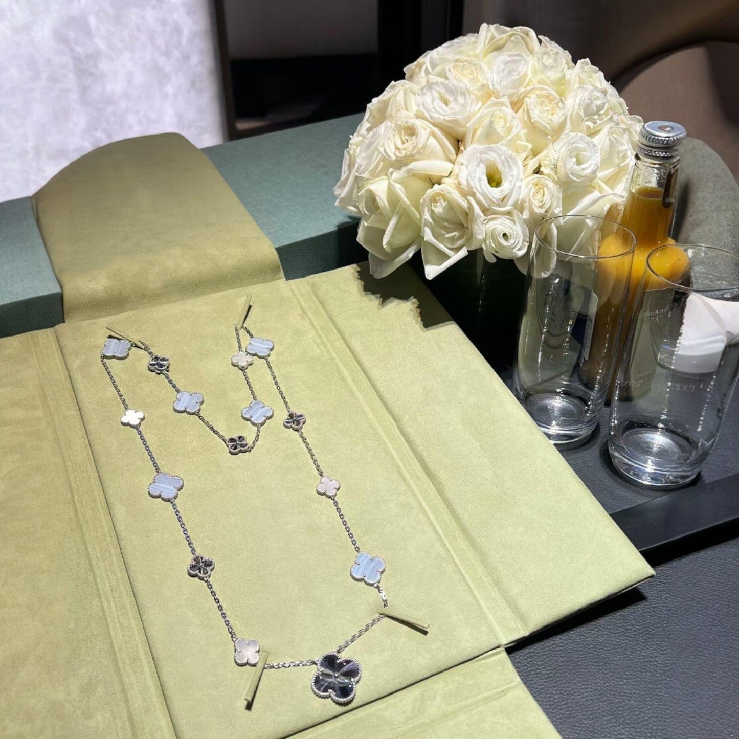 [Luxery]DETACHABLE CLOVER 15(11+4) FLOWER SILVER NECKLACE SET