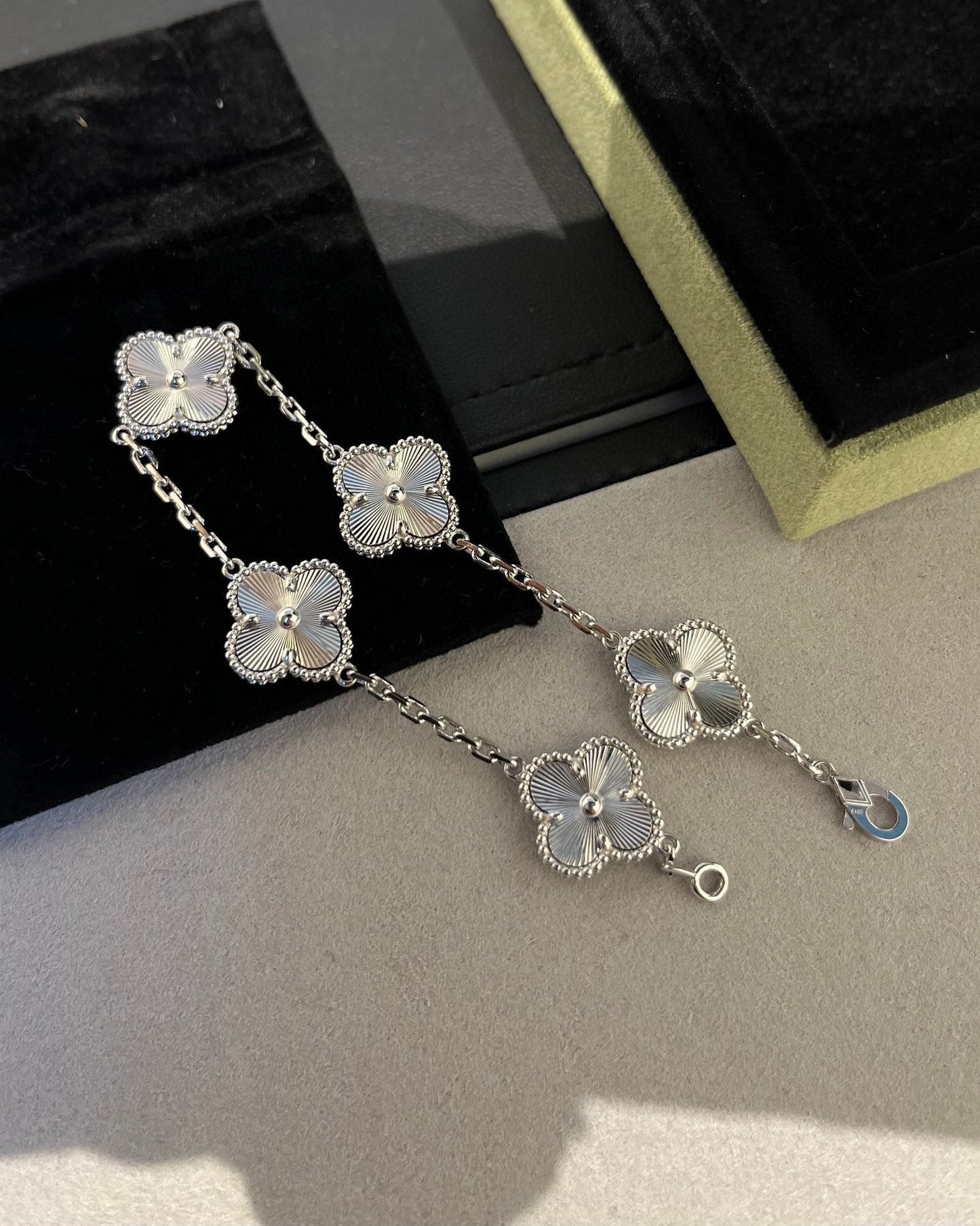 [Luxery] CLOVER 5 MOTIF LASER BRACELET COLLECTION