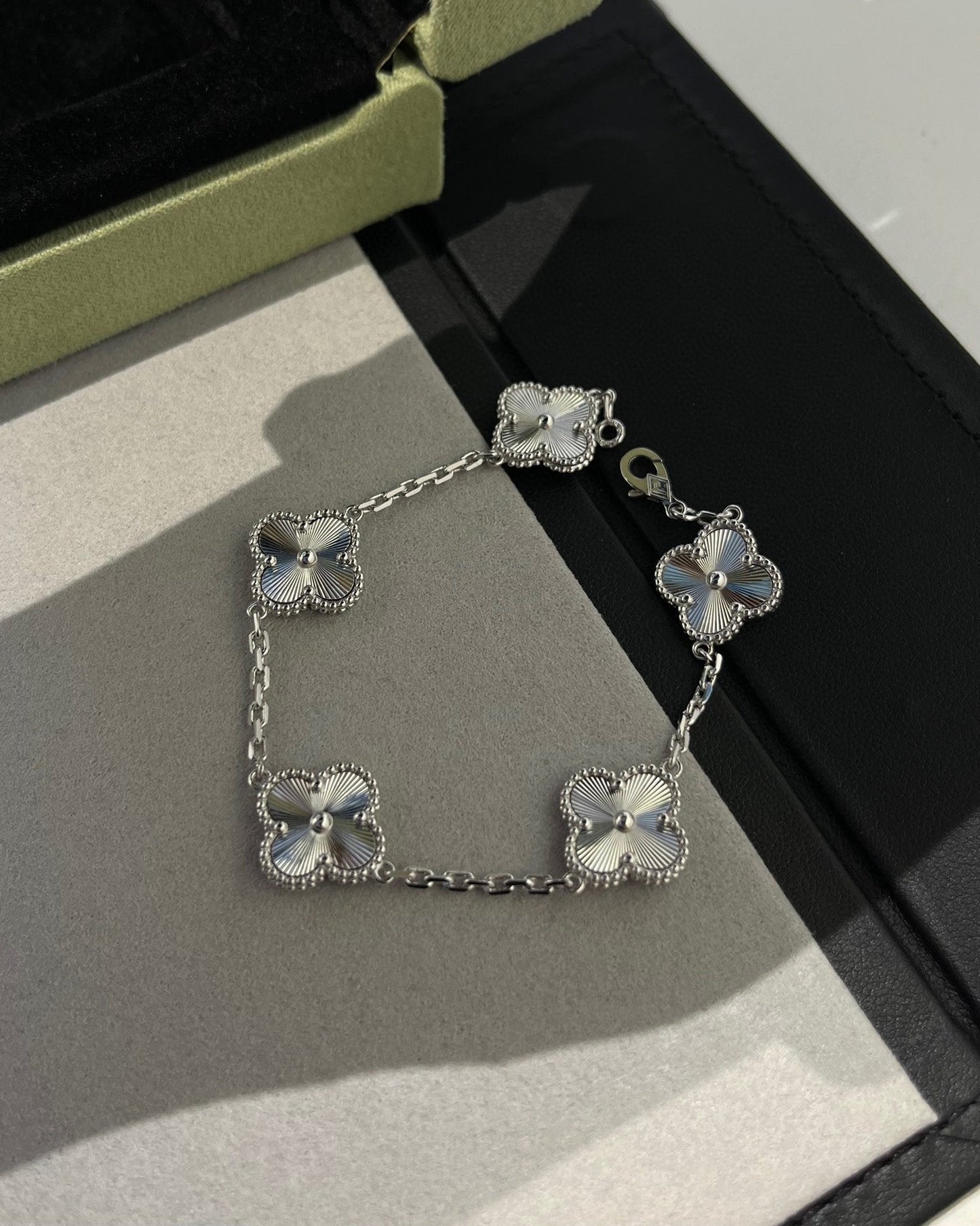 [Luxery] CLOVER 5 MOTIF LASER BRACELET COLLECTION